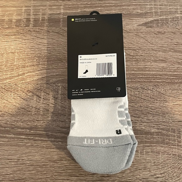 NWT Women’s Nike Everyday Max Cushioned Ankle Pack of 3 Socks - Picture 2 of 2